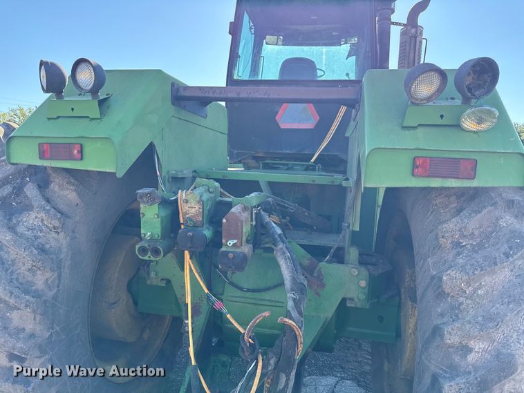 image for item DY8240 1992 John Deere 8960 4WD bi-directional tractor