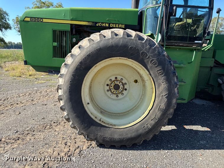 image for item DY8240 1992 John Deere 8960 4WD bi-directional tractor