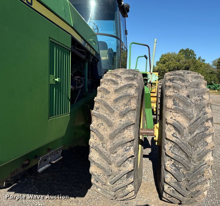 image for item DY8240 1992 John Deere 8960 4WD bi-directional tractor