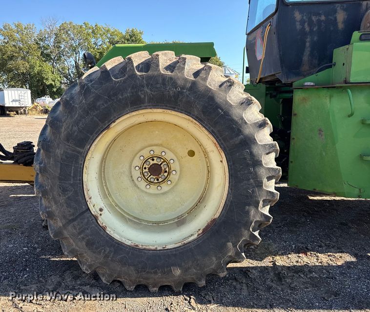 image for item DY8240 1992 John Deere 8960 4WD bi-directional tractor