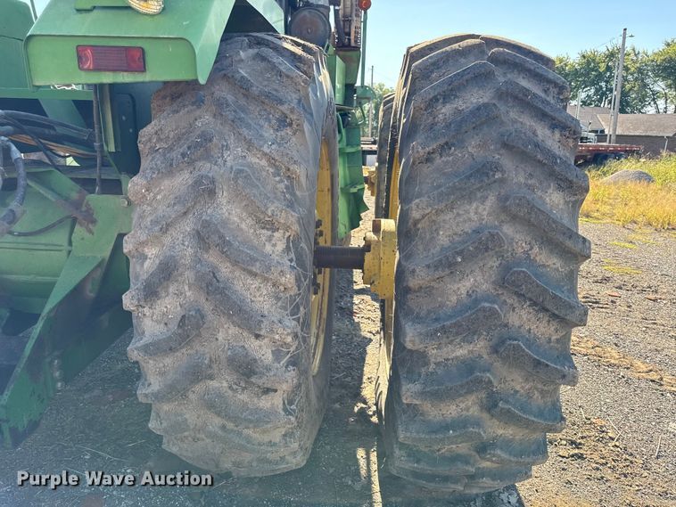 image for item DY8240 1992 John Deere 8960 4WD bi-directional tractor