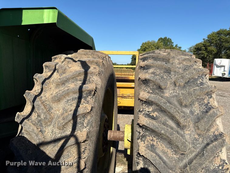 image for item DY8240 1992 John Deere 8960 4WD bi-directional tractor