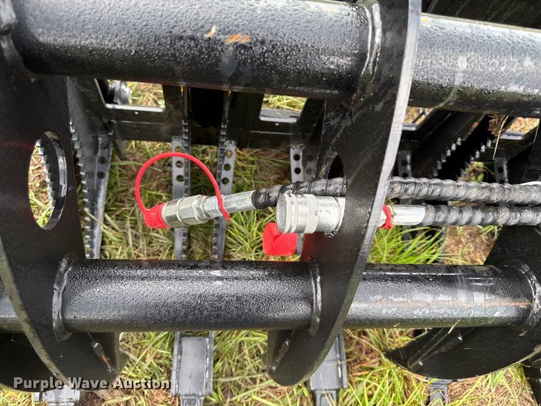 image for item DY8263 2025 GIYI CLG72 skid steer grapple bucket