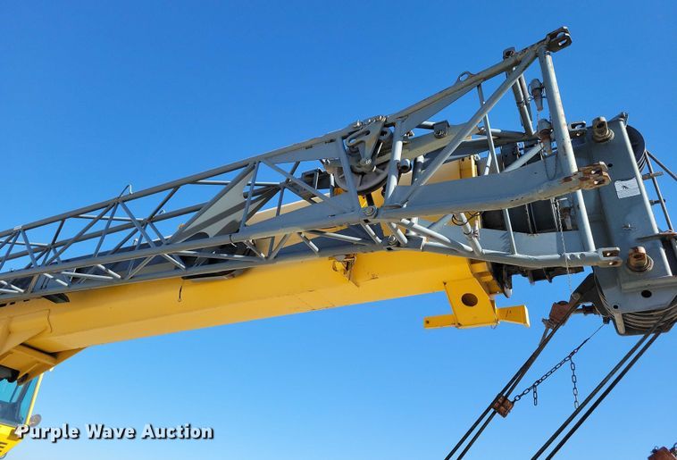 image for item EA2617 2006 Grove RT700E crane