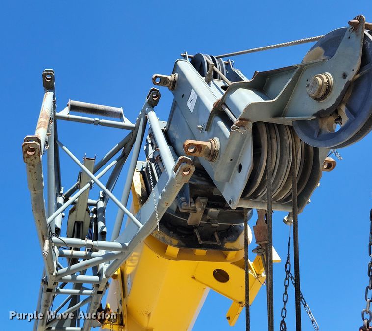 image for item EA2617 2006 Grove RT700E crane