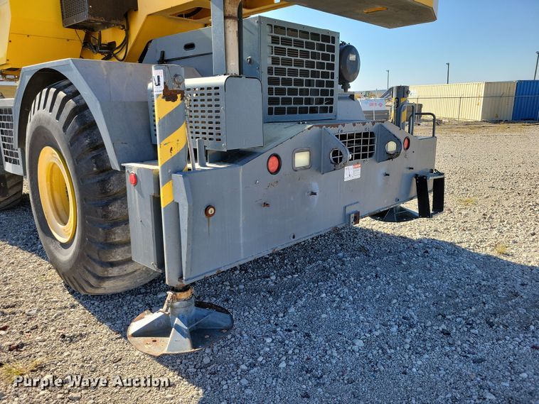 image for item EA2617 2006 Grove RT700E crane