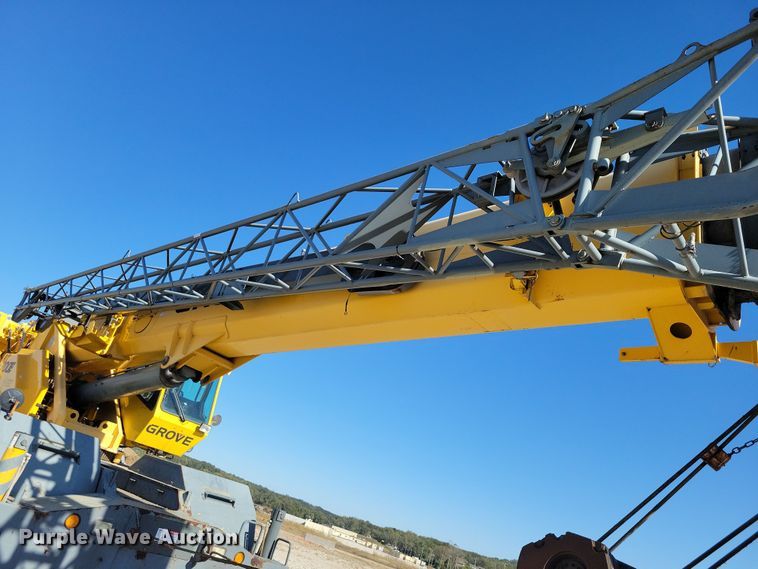 image for item EA2617 2006 Grove RT700E crane