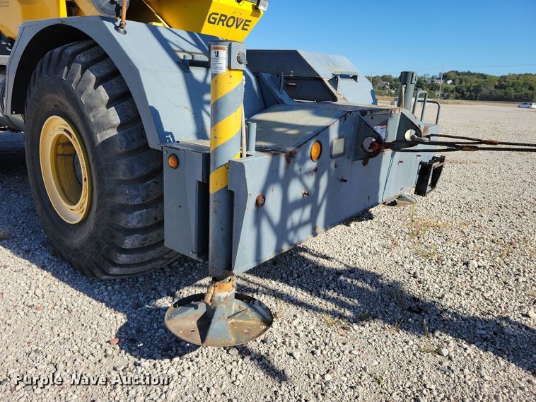 image for item EA2617 2006 Grove RT700E crane
