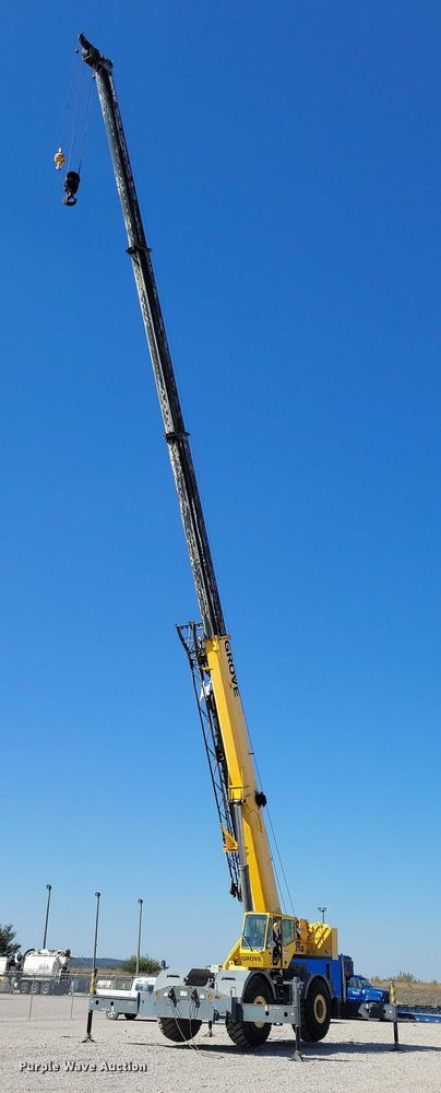 image for item EA2617 2006 Grove RT700E crane