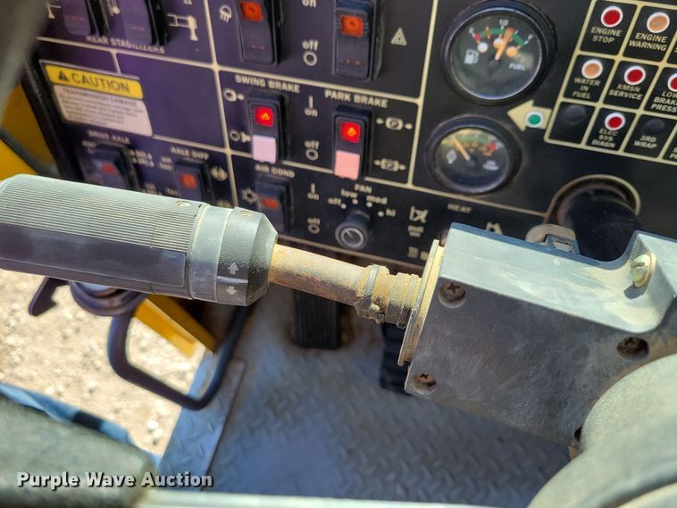 image for item EA2617 2006 Grove RT700E crane