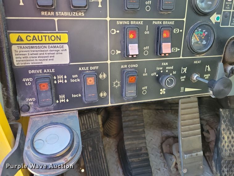 image for item EA2617 2006 Grove RT700E crane