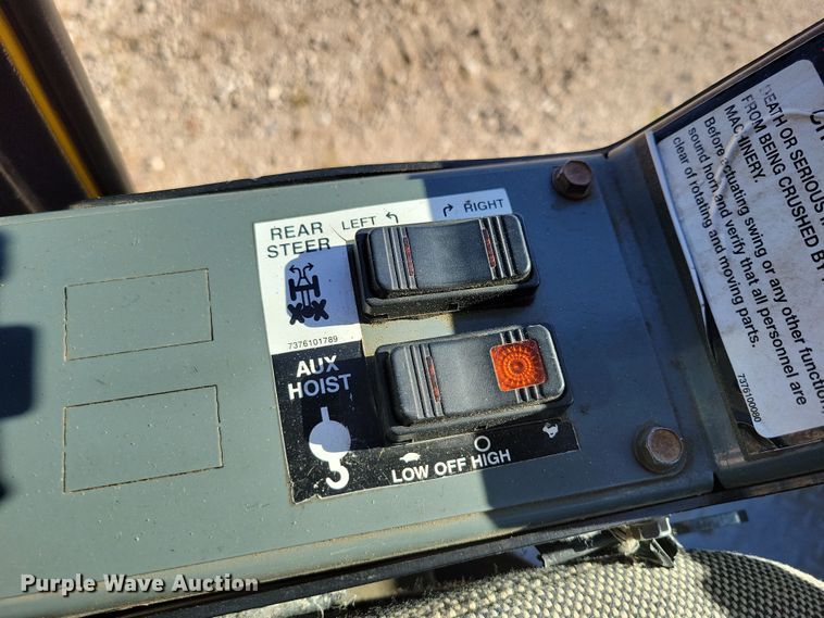 image for item EA2617 2006 Grove RT700E crane