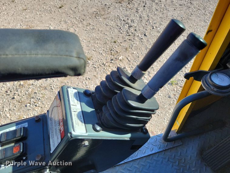 image for item EA2617 2006 Grove RT700E crane