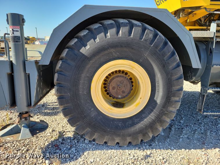 image for item EA2617 2006 Grove RT700E crane