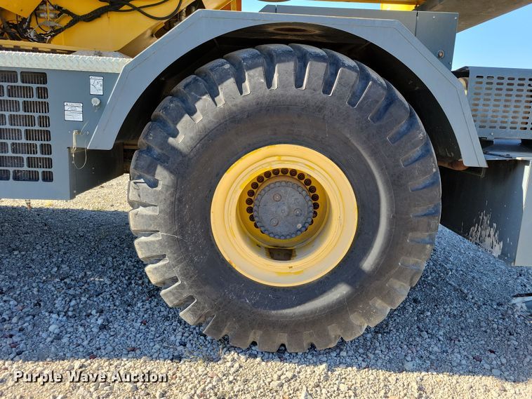 image for item EA2617 2006 Grove RT700E crane