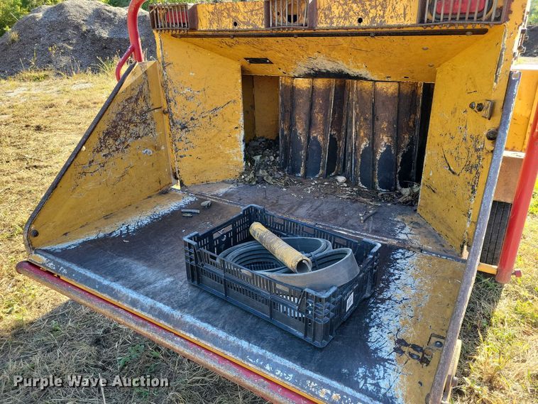 image for item EA2638 2017 Vermeer BC1800XL wood chipper
