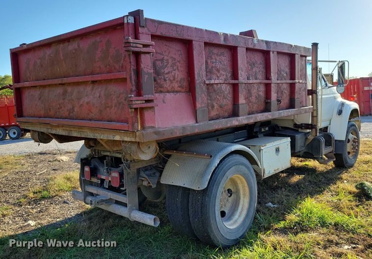 image for item EA2640 1998 Ford F800 hook lift truck