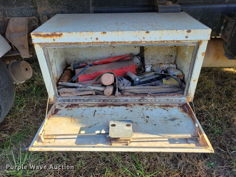 image for item EA2640 1998 Ford F800 hook lift truck