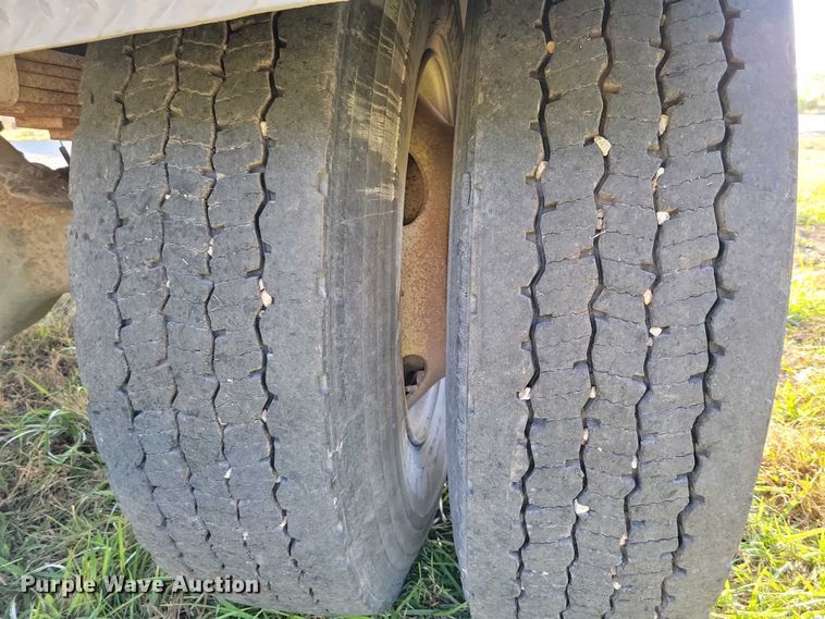 image for item EA2640 1998 Ford F800 hook lift truck