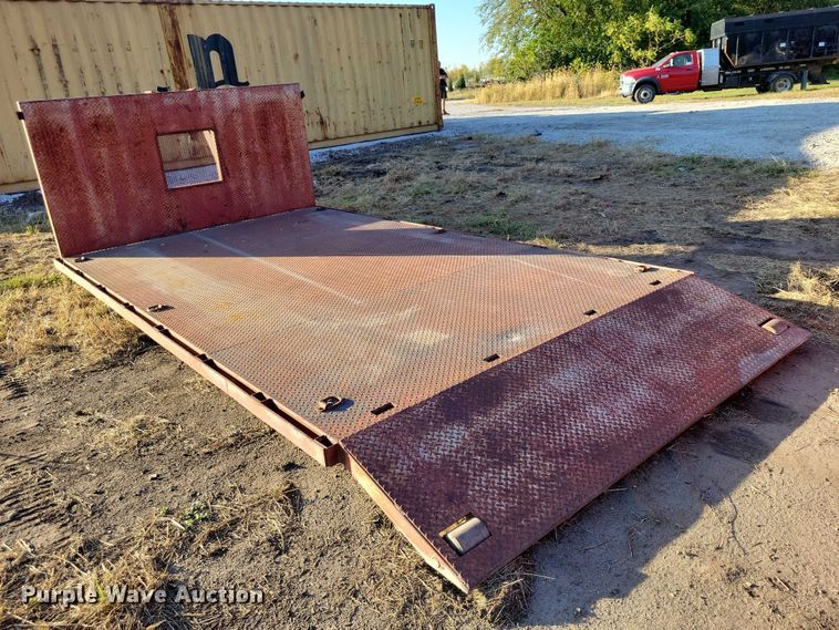 image for item EA2640 1998 Ford F800 hook lift truck