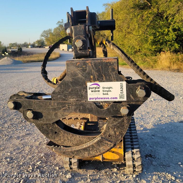 image for item EA2651 Branch Manager T10014 compact utility loader grapple