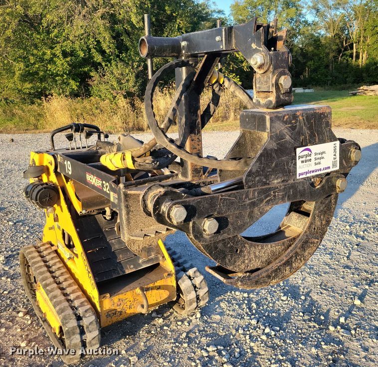 image for item EA2651 Branch Manager T10014 compact utility loader grapple