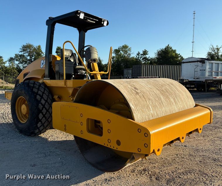 image for item EA6979 2004 Caterpillar CS-563E single drum vibratory roller