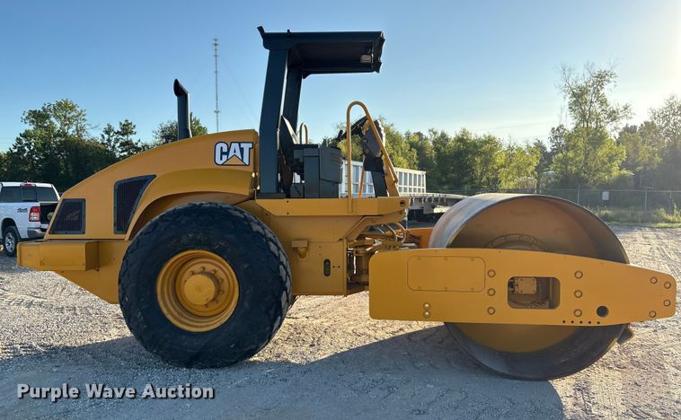 image for item EA6979 2004 Caterpillar CS-563E single drum vibratory roller