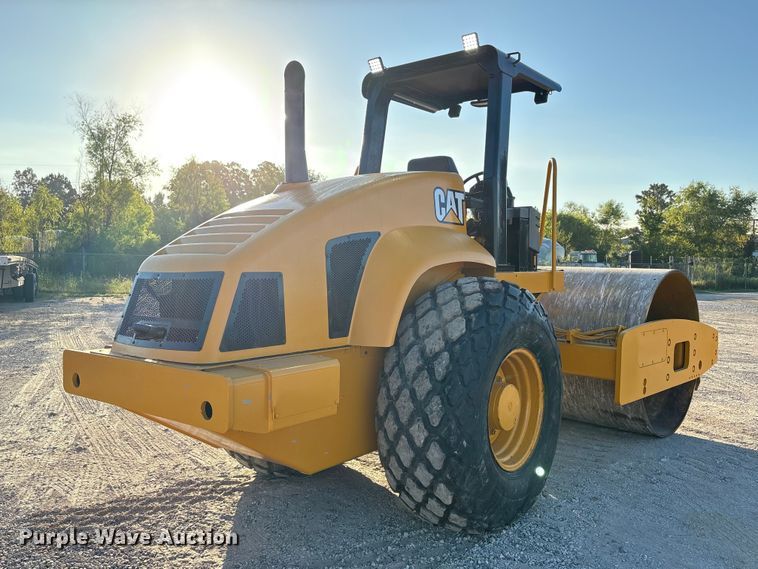 image for item EA6979 2004 Caterpillar CS-563E single drum vibratory roller