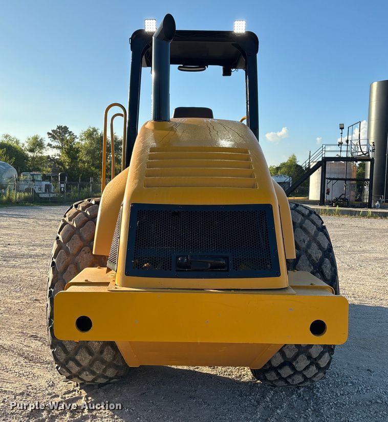 image for item EA6979 2004 Caterpillar CS-563E single drum vibratory roller