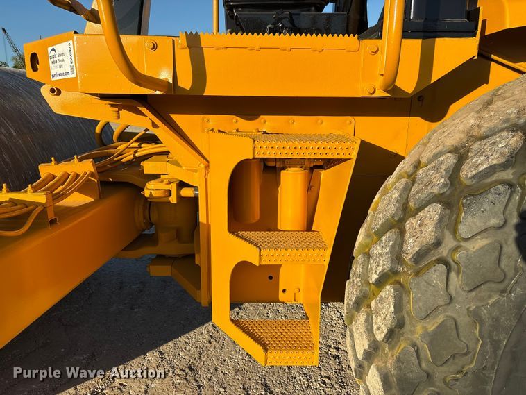 image for item EA6979 2004 Caterpillar CS-563E single drum vibratory roller