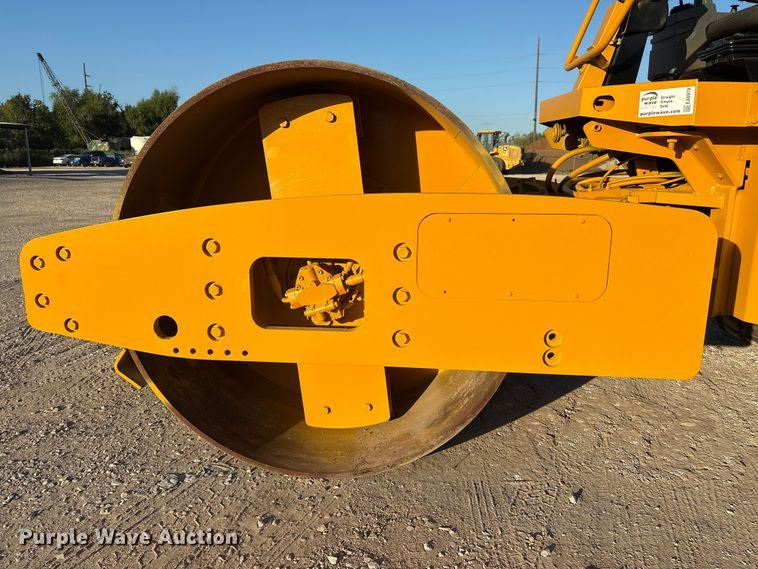 image for item EA6979 2004 Caterpillar CS-563E single drum vibratory roller