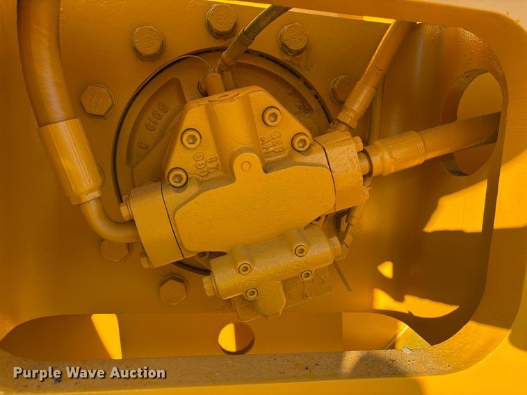 image for item EA6979 2004 Caterpillar CS-563E single drum vibratory roller