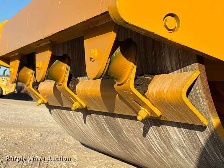 image for item EA6979 2004 Caterpillar CS-563E single drum vibratory roller