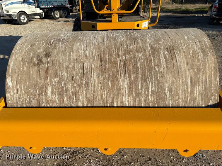 image for item EA6979 2004 Caterpillar CS-563E single drum vibratory roller