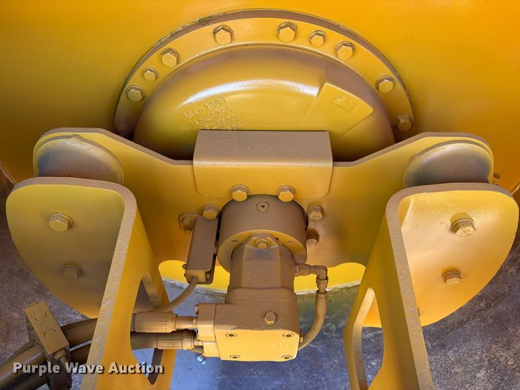 image for item EA6979 2004 Caterpillar CS-563E single drum vibratory roller