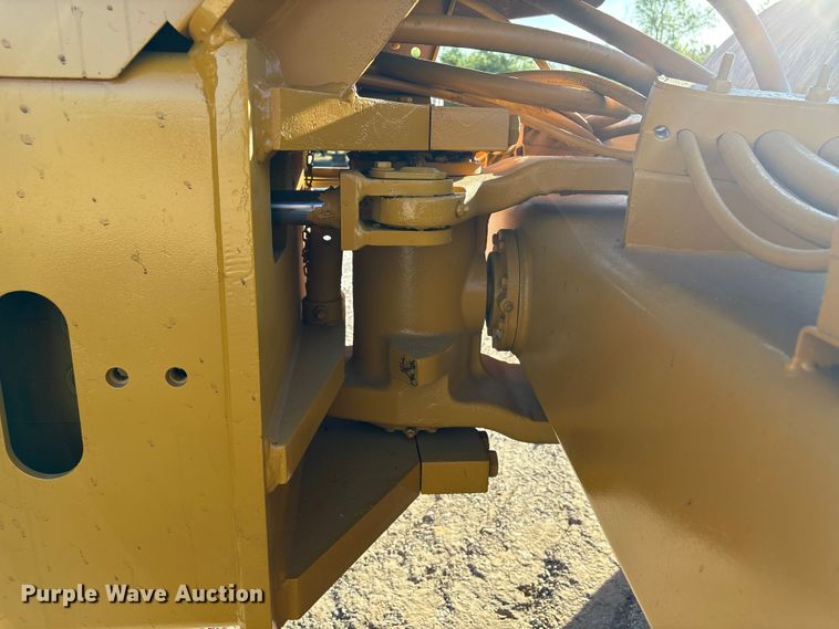 image for item EA6979 2004 Caterpillar CS-563E single drum vibratory roller