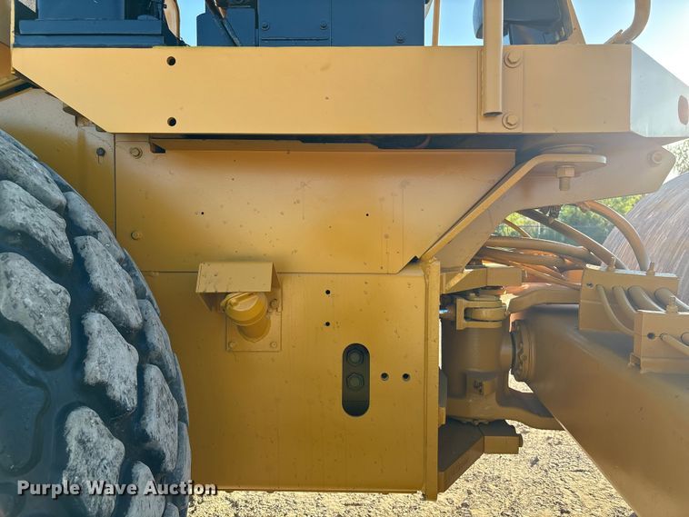 image for item EA6979 2004 Caterpillar CS-563E single drum vibratory roller