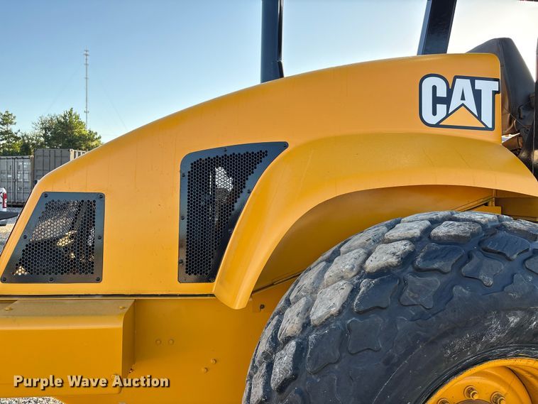 image for item EA6979 2004 Caterpillar CS-563E single drum vibratory roller