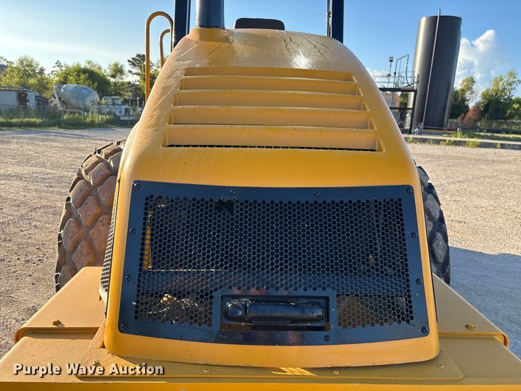 image for item EA6979 2004 Caterpillar CS-563E single drum vibratory roller