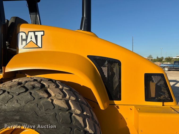 image for item EA6979 2004 Caterpillar CS-563E single drum vibratory roller