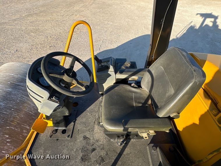 image for item EA6979 2004 Caterpillar CS-563E single drum vibratory roller