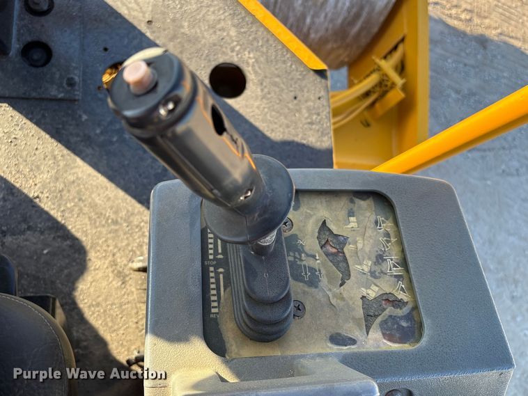 image for item EA6979 2004 Caterpillar CS-563E single drum vibratory roller