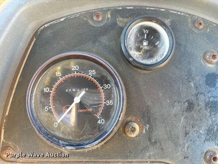 image for item EA6979 2004 Caterpillar CS-563E single drum vibratory roller