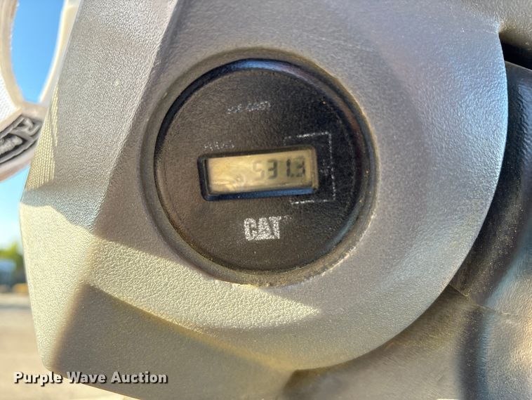 image for item EA6979 2004 Caterpillar CS-563E single drum vibratory roller