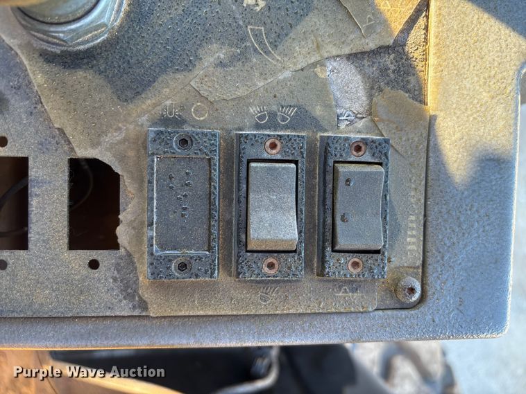 image for item EA6979 2004 Caterpillar CS-563E single drum vibratory roller