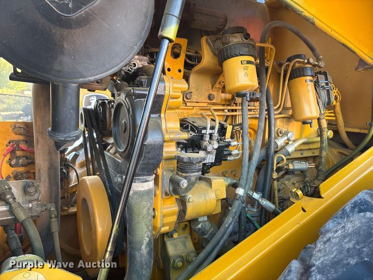 image for item EA6979 2004 Caterpillar CS-563E single drum vibratory roller