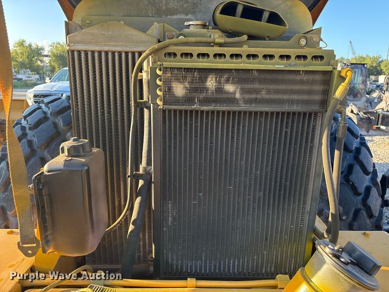 image for item EA6979 2004 Caterpillar CS-563E single drum vibratory roller