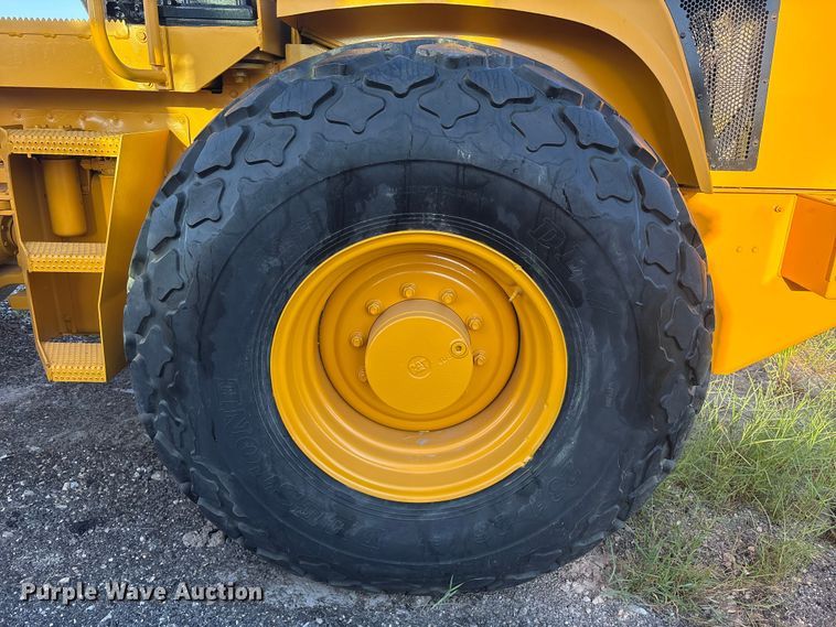 image for item EA6979 2004 Caterpillar CS-563E single drum vibratory roller