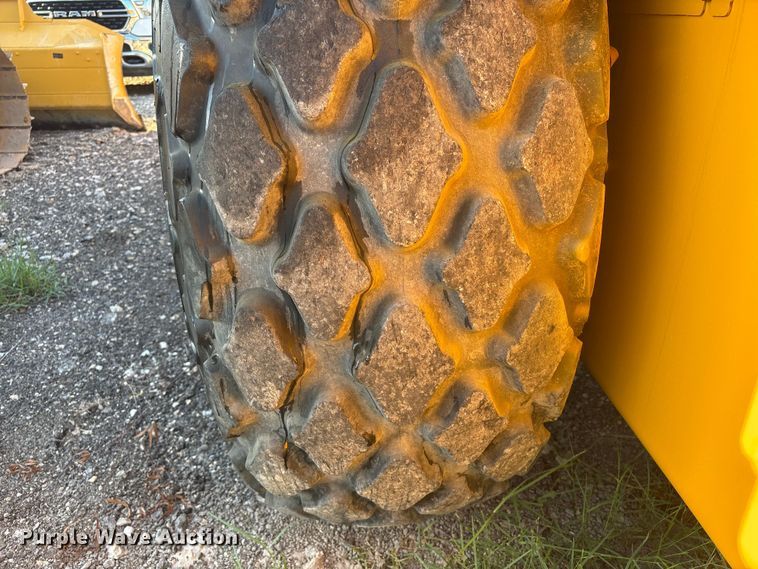 image for item EA6979 2004 Caterpillar CS-563E single drum vibratory roller